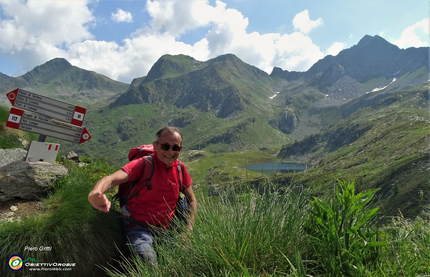 28 Alla bocchetta incrocio sent. 201- 112 vista verso i Laghi di Porcile con  Cima Cadelle a dx e Cima Vallocci a sx.JPG